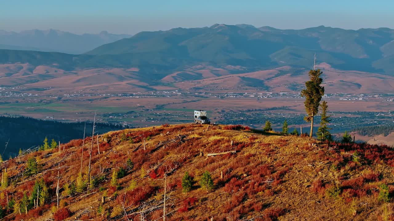 Autocamper med udsigt over Missoula Montana fra en bjergtop, luftfoto med tele-orbit.