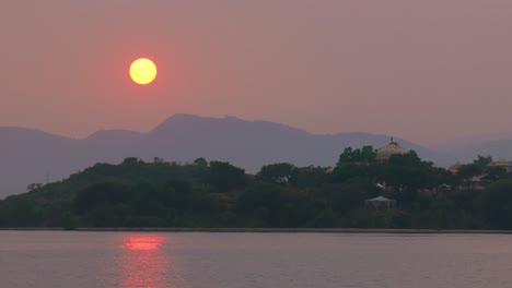 Udaipur-Sunset,-Auch-Bekannt-Als-Die-Stadt-Der-Seen,-Ist-Eine-Stadt-Im-Bundesstaat-Rajasthan-In-Indien.-Es-Ist-Die-Historische-Hauptstadt-Des-Königreichs-Mewar-Im-Ehemaligen-Rajputana-Gebiet.
