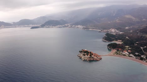 Antena---Sveti-Stefan-Island,-Tombolo-Y-Villa-Milocer-En-Montenegro,-Al-Revés