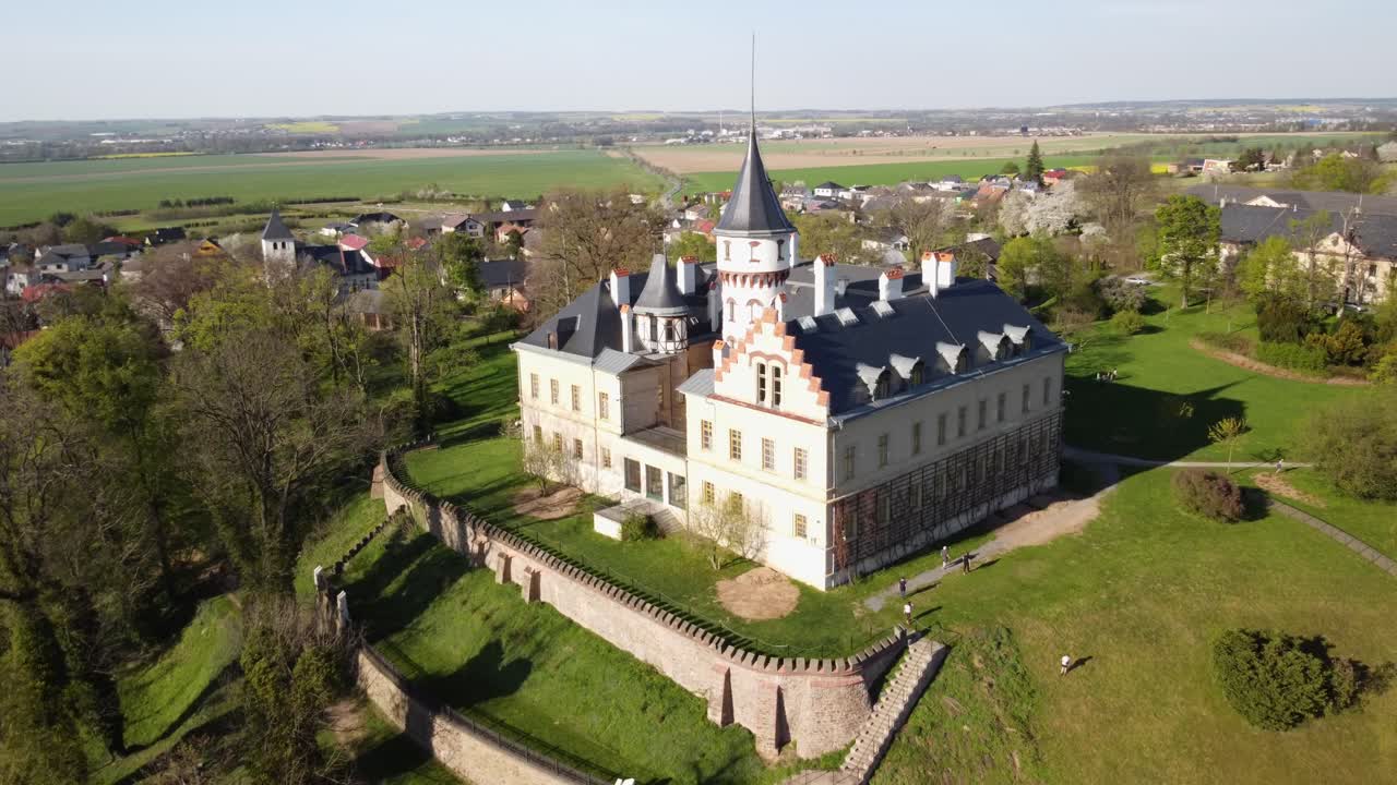 vista exterior del castillo de radun cerca de la aldea en opava, república checa