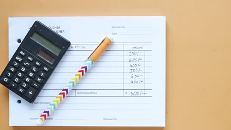 cupón, calculadora y bolígrafo en un recibo
