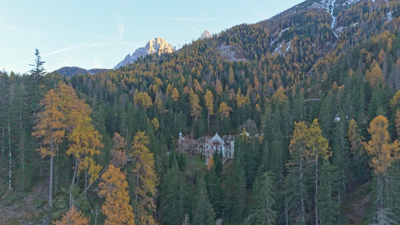 Veduta aerea panoramica del sito abbandonato di Bagni Wildbad nelle Dolomiti, Italia