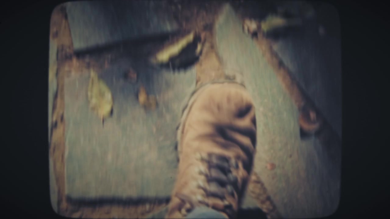 Ponto de Vista: Pés Caminhando em Via Pavimentada