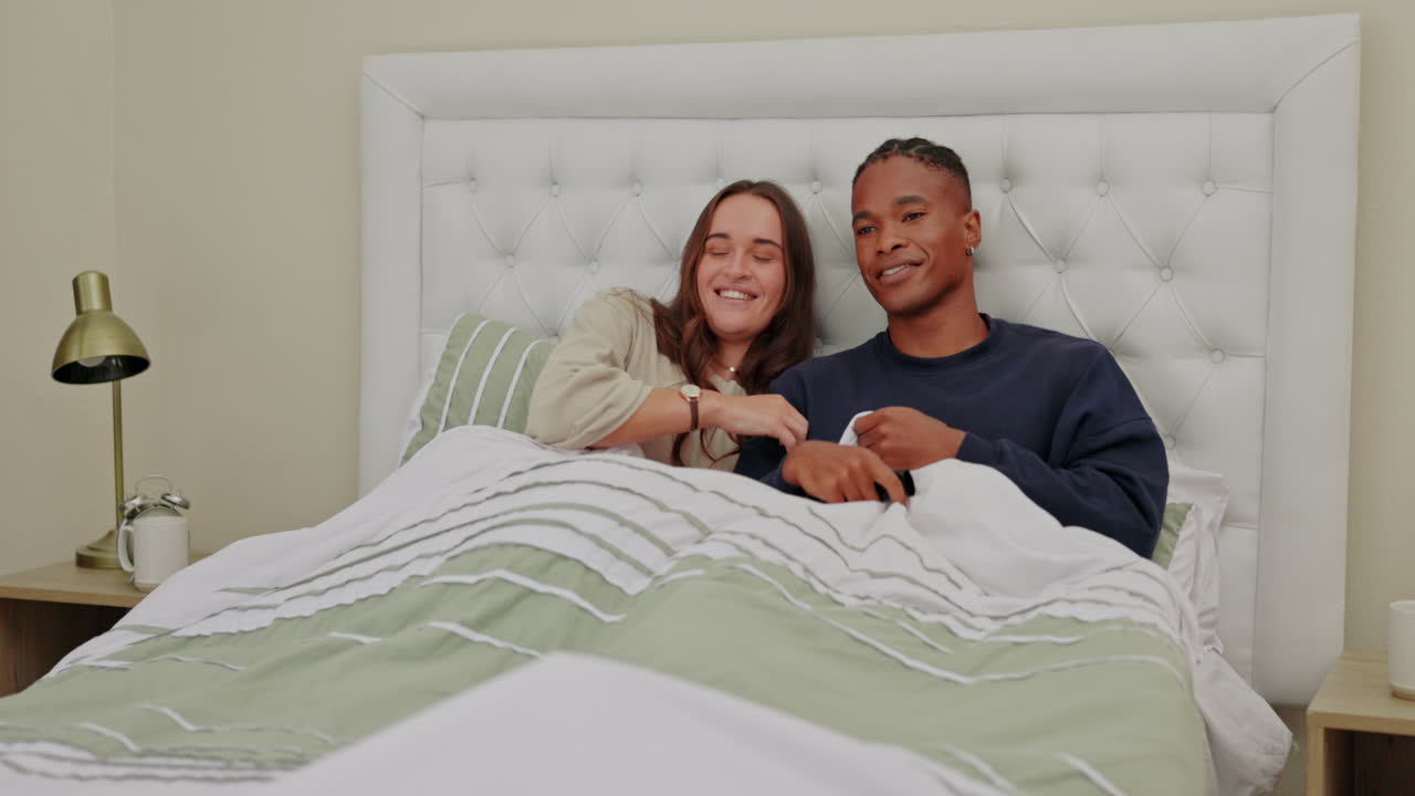 relajarse, ver la televisión y el amor con interracial
