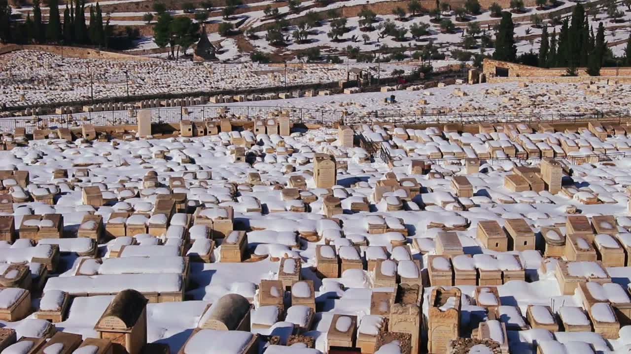 Tilt verso l'alto su un'ampia vista di Gerusalemme e del Monte del Tempio dopo un'insolita nevicata
