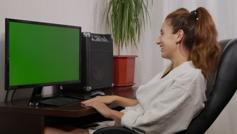 una mujer joven en videoconferencia hablando a distancia por cámara web y riendo usando la aplicación de chat virtual de la computadora en la pantalla del portátil. comunicación de distanciamento social.