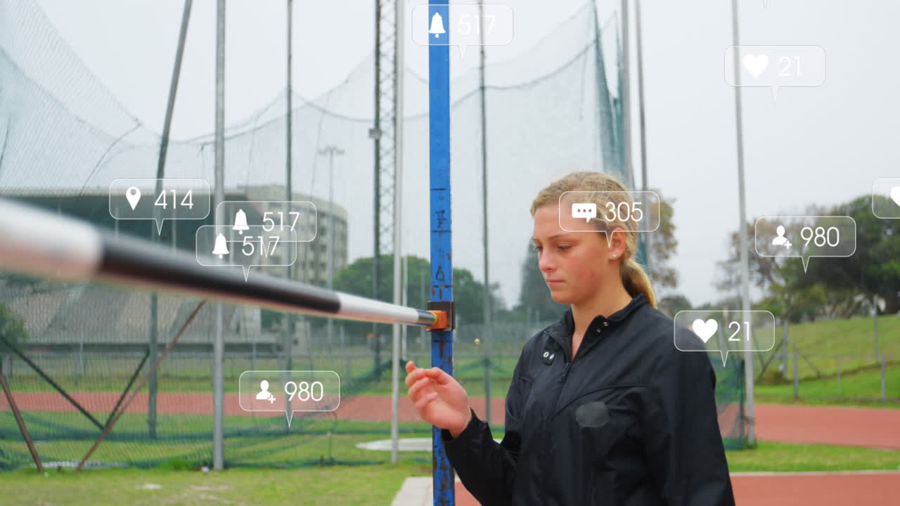 animación de iconos y números cambiantes en barras de notificación, mujer caucásica comprobando la barra