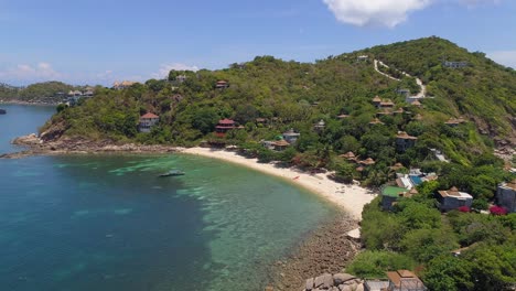 vista aérea de una playa de una isla tropical con villas de lujo