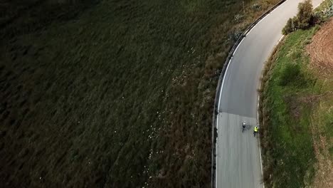 dos hombres montando sus bicicletas. vista de avión no tripulado