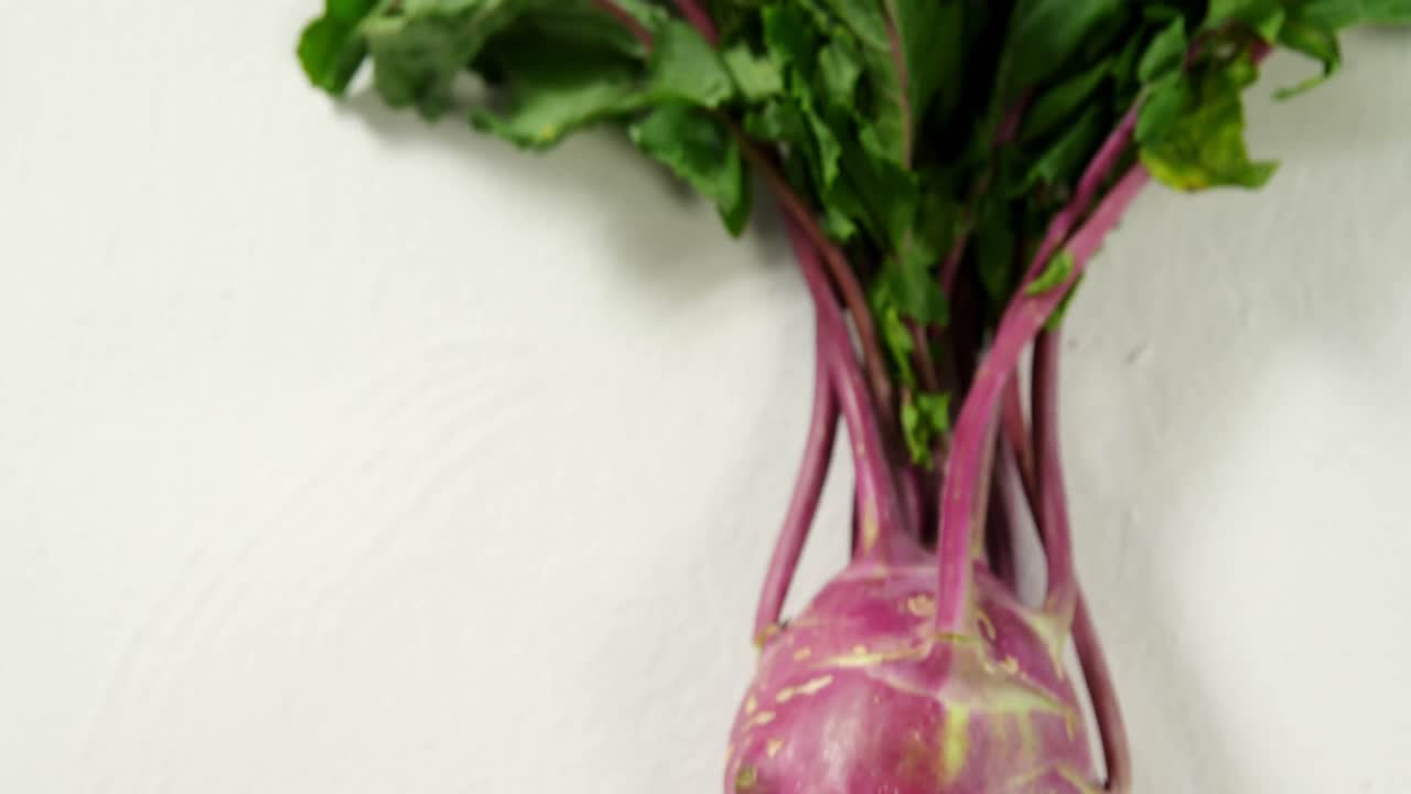 잎이 있는 드래곤 과일은 색 바탕에 자리잡고 있다.