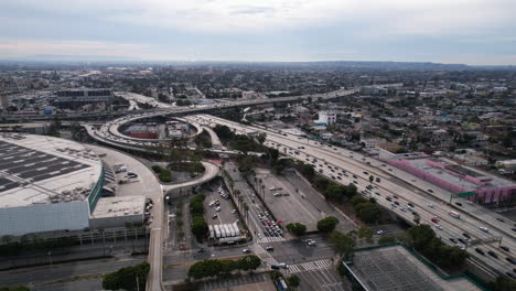 Vista-Aérea-Del-Tráfico-De-Intercambio-En-El-Centro-De-Los-Ángeles,-EE.UU.,-El-Puerto-Y-El-Cruce-De-La-Autopista-Santa-Mónica-Y-La-Circunvalación.