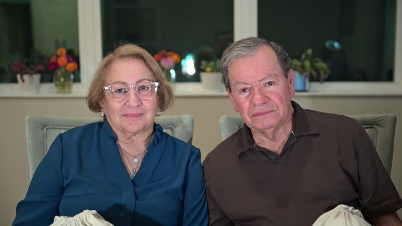 두 명의 고령 시민 은퇴자는 법률 회사에서 제품 책임 소송에서 얻은 현금 가방을 들고 있습니다.