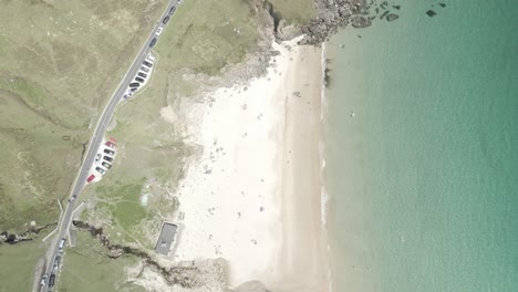 Aguas-Cristalinas-Del-Océano-Atlántico-Y-La-Turística-Playa-De-Keem-En-La-Isla-De-Achill,-Irlanda,-Con-Vistas-A-Los-Coches-Aparcados-En-La-Carretera-Costera