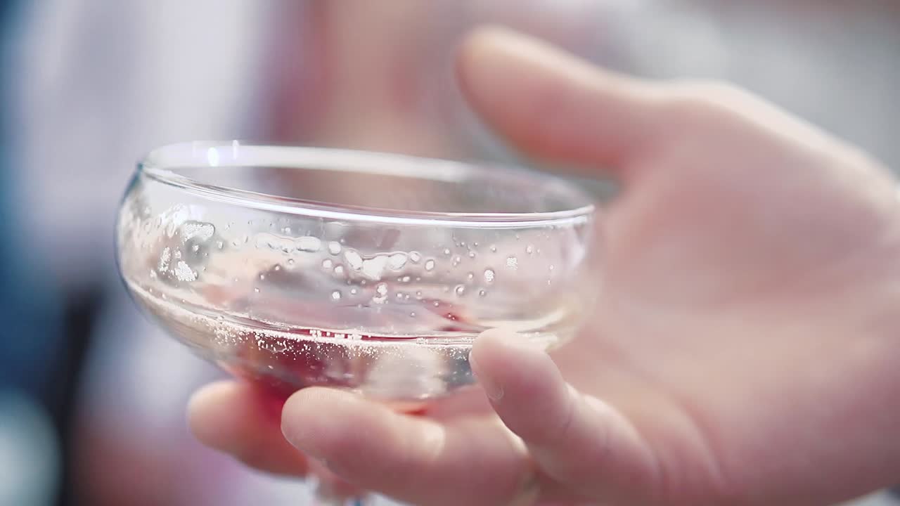 젊은이 가 스파클링 와인 한 잔 을 들고 있다