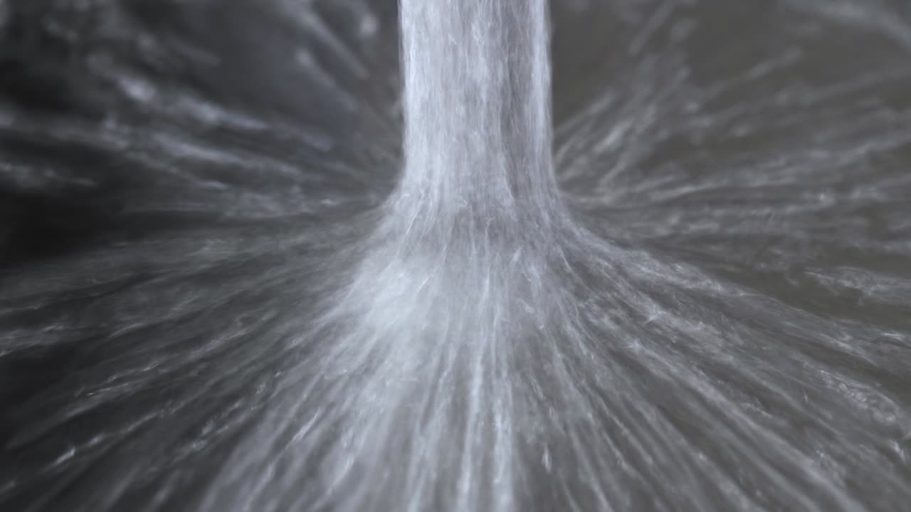 물의 흐름이 표면에 떨어지고 모든 쪽에서 물이 어집니다.