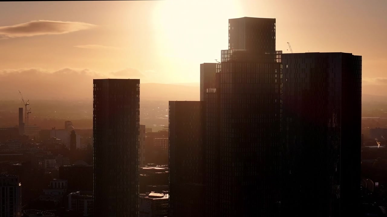 Amanece sobre Deansgate Square, un complejo residencial de rascacielos en el extremo sur del centro de Mánchester, Reino Unido. Se llaman North, West, South, East, The Blade, Beetham Tower y Three60