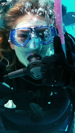 mujer haciendo entrenamiento de buceo en la piscina