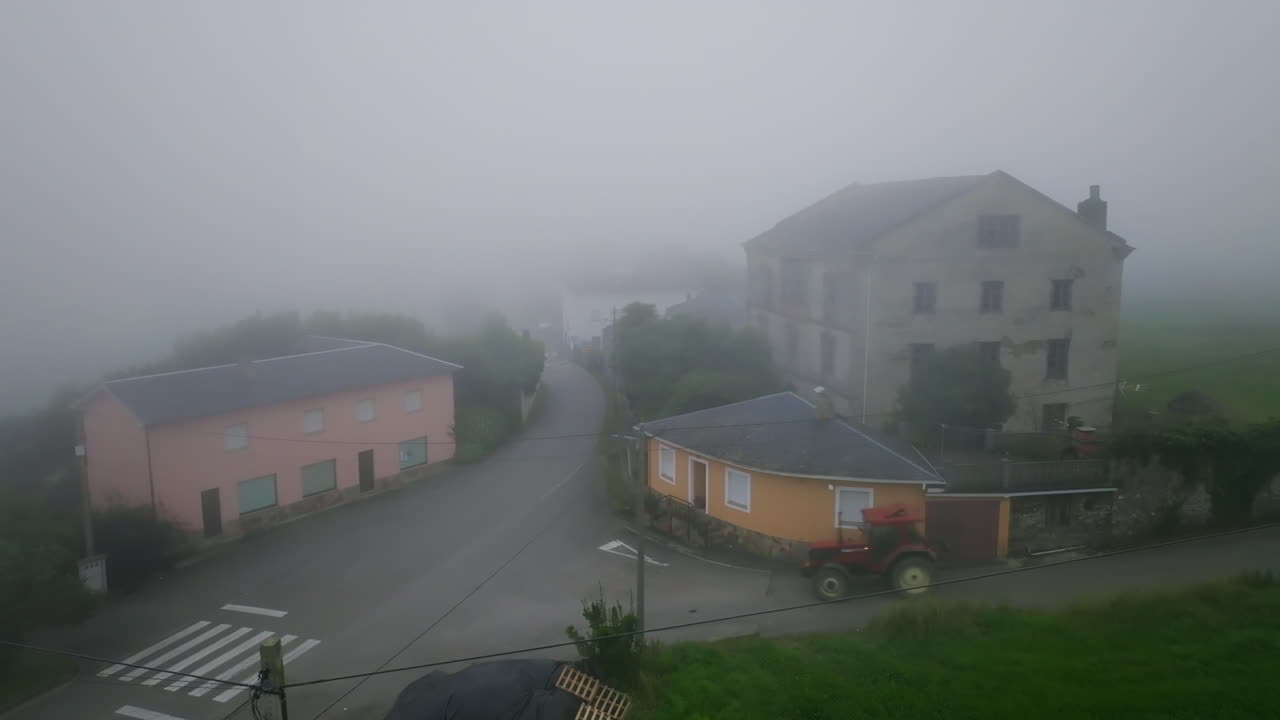 트랙터와 함께 안개 마을 교차로