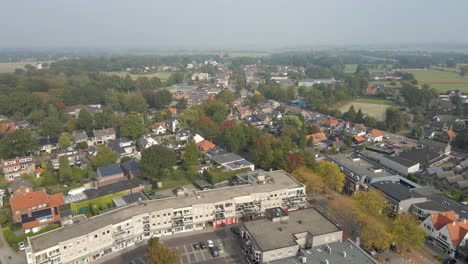 Foque-De-Hermosa-Ciudad-Pequeña-En-Otoño