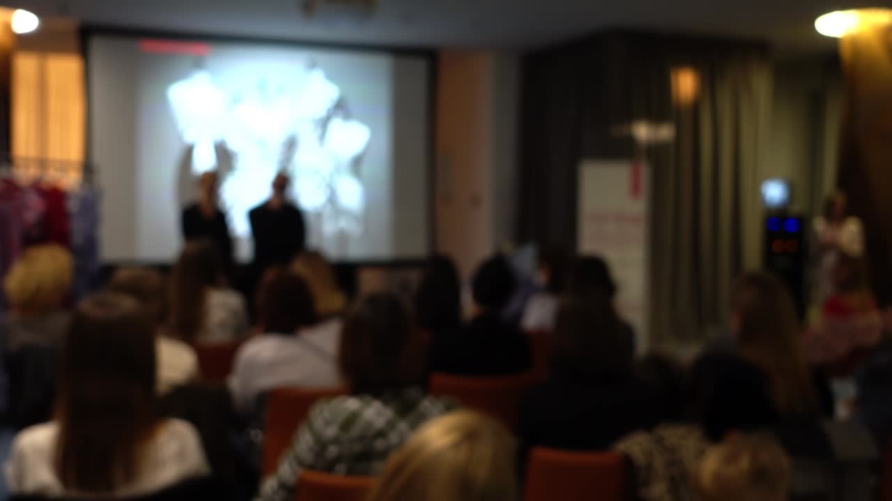 Palestra na sala usando a tela de informações. Fora de foco