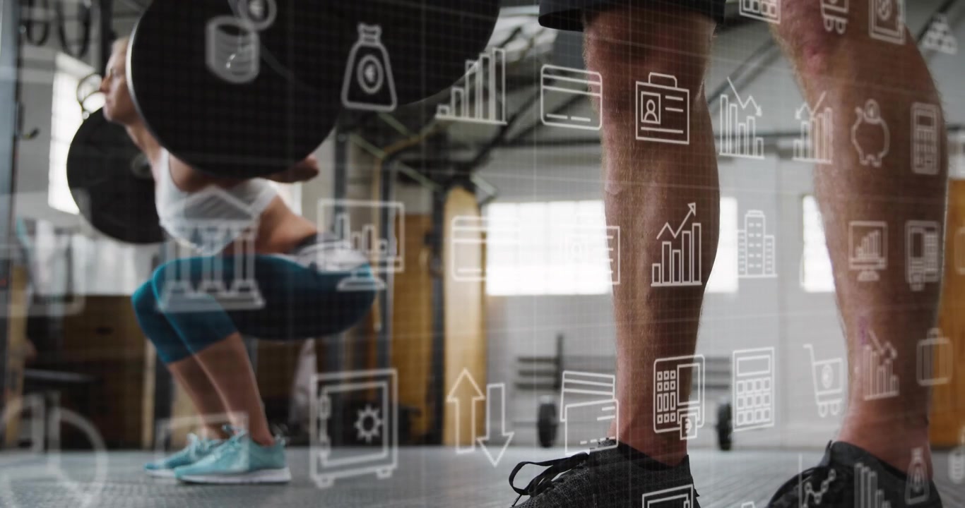 Uomo che si china per afferrare la sbarra e sollevare, mentre una donna si accovaccia e si alza per l'allenamento, con icone finanziarie sovrapposte.