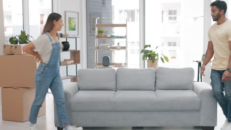 pareja feliz moviendo muebles de sofá en un nuevo hogar