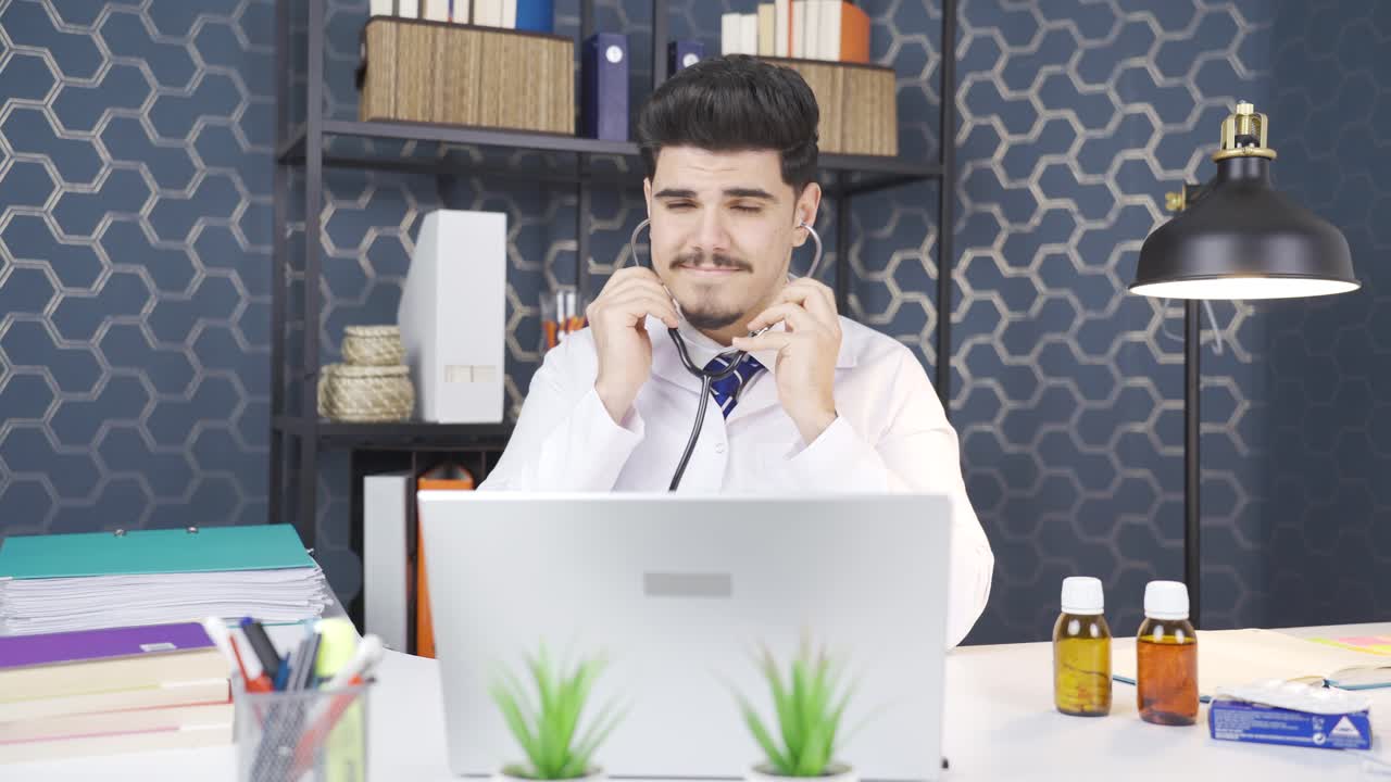 의사들은 스테토스코프를 사용하고 카메라를 쳐다보고 있습니다.