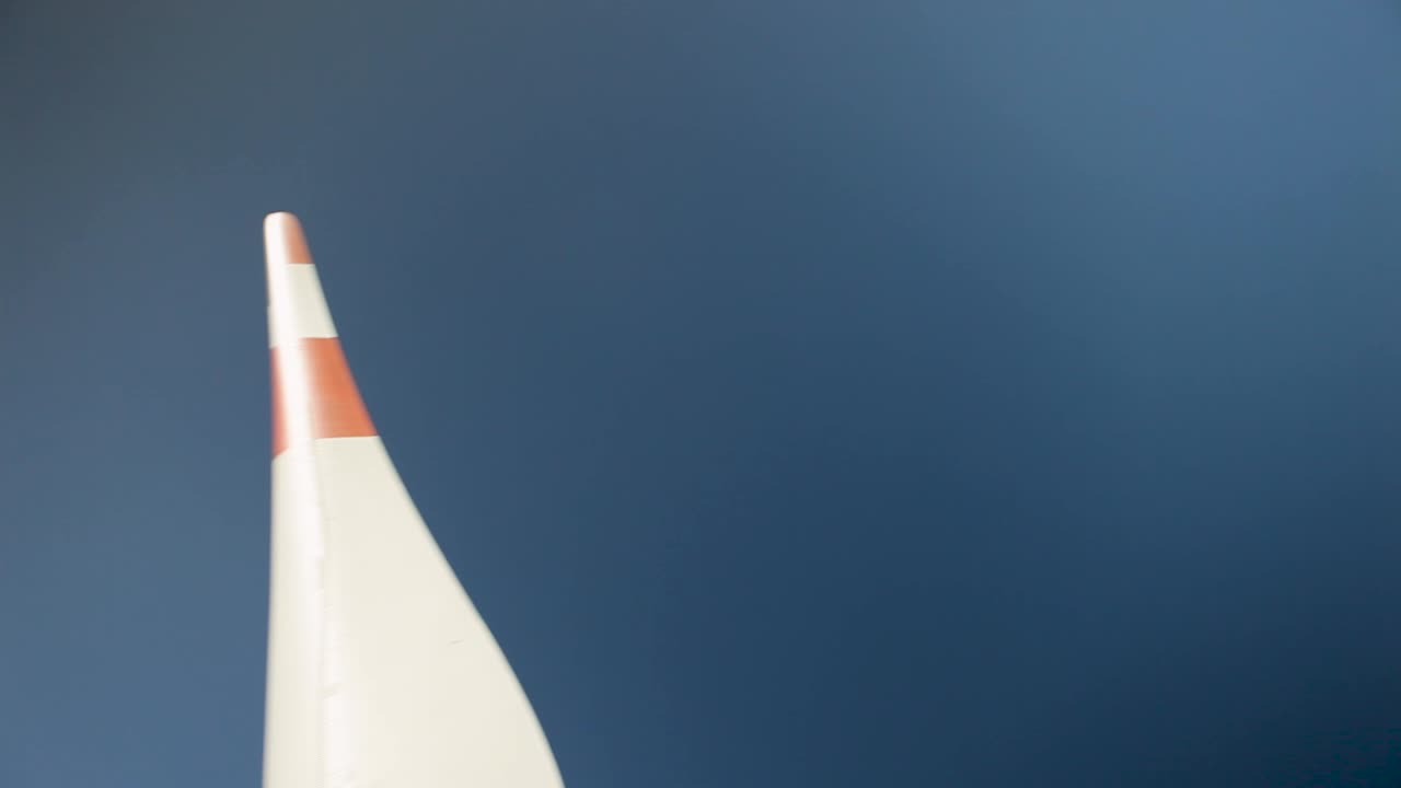 극단적인 클로즈업 회전하는 풍력 터빈, 파란 하늘, 개념 녹색 전기