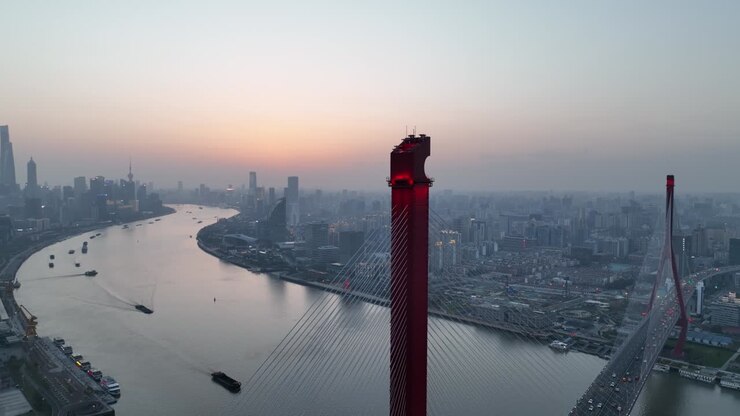 drohnen-aufnahme von sonnenuntergang und der wahrzeichenbrücke in shanghai, china