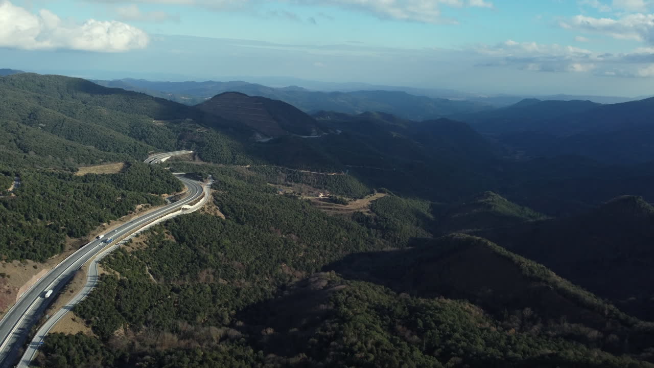 vista aérea de la autopista de montaña