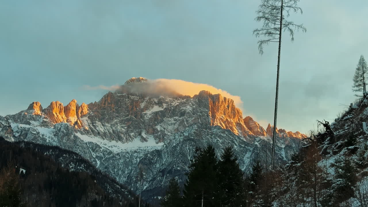 Coucher de soleil majestueux sur montagne hivernale