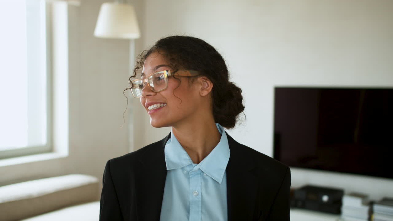 agente inmobiliario en una casa