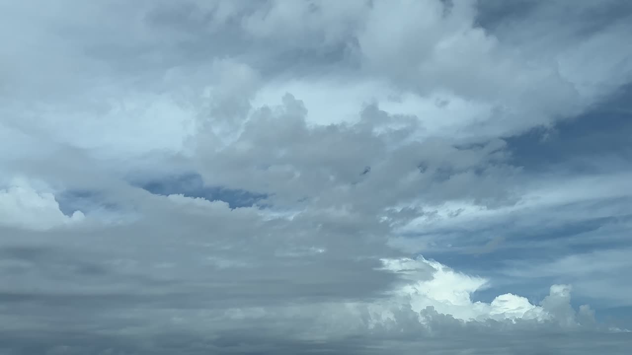 ⁇ 은 구름의 몇 층을 가로질러 비행, 비행기 객실에서  ⁇ , 5000m 높이
