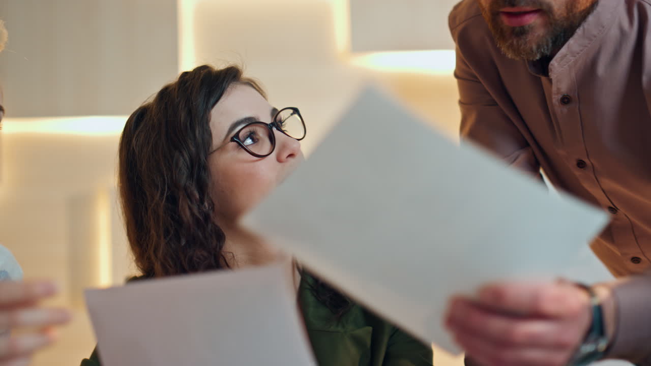 동료들이 협업 사무실에서 비즈니스 회의를 하고 있습니다. 클로즈업. 브레인스토밍