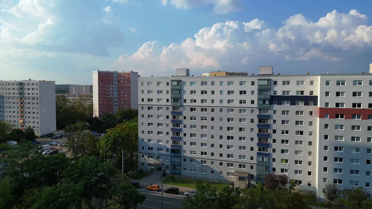 edificios de apartamentos de gran altura en una ciudad