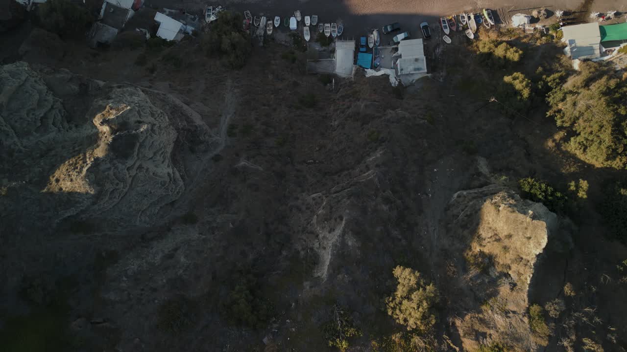 Vista Aerea di un Villaggio Costiero con Barche e Bagnanti sulla Spiaggia