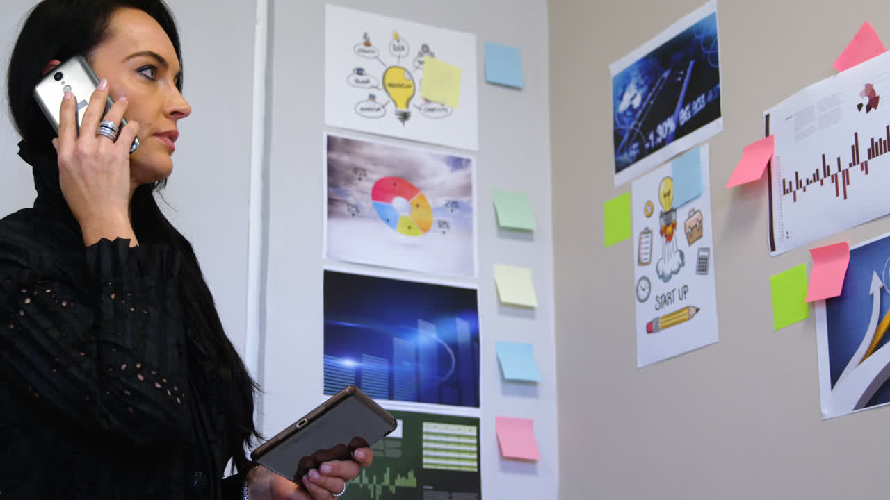 ejecutivo de negocios hablando en teléfono móvil 4k