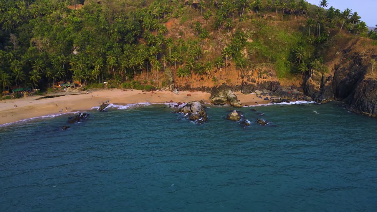 vista aérea de una playa tropical en goa, india