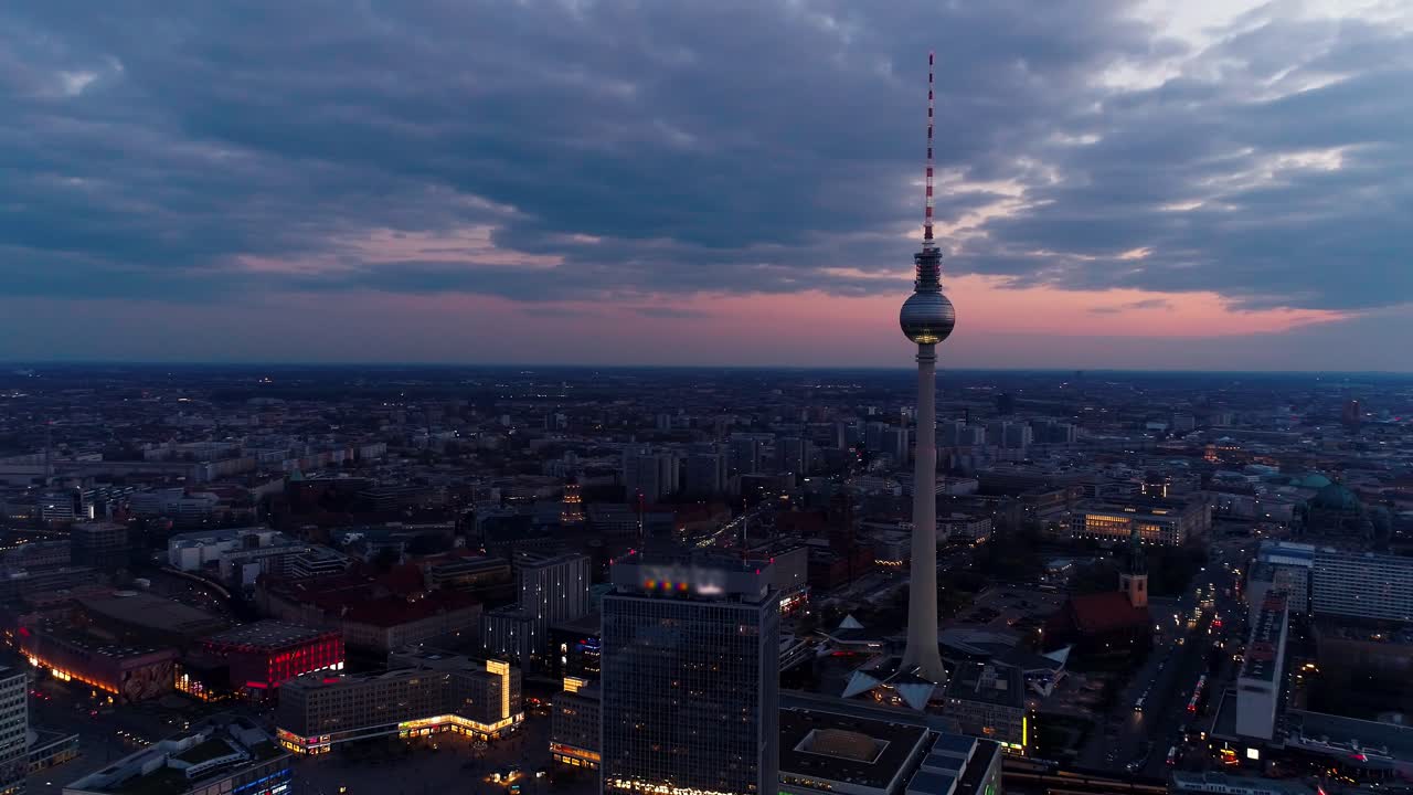 edificio alto en la ciudad al atardecer aerial