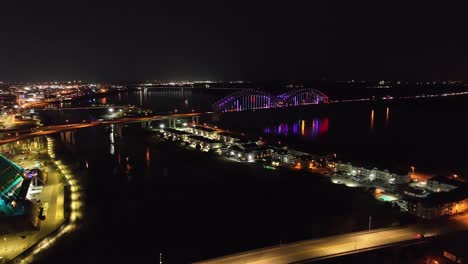 Hernado-de-Soto-Brücke-In-Memphis,-Tennessee-Bei-Nacht,-Um-Die-Skyline-Von-Memphis-Mit-Drohnenvideo-Zu-Schwenken