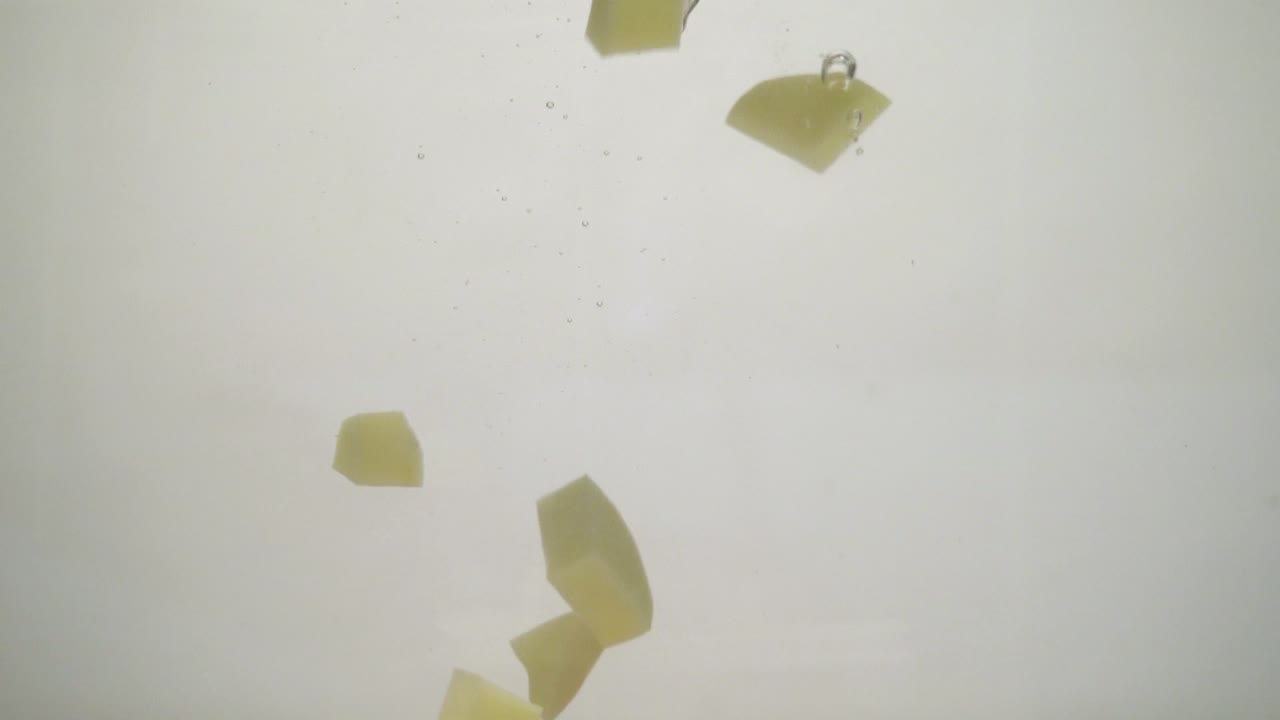 생 감자를 물에 떨어뜨리기