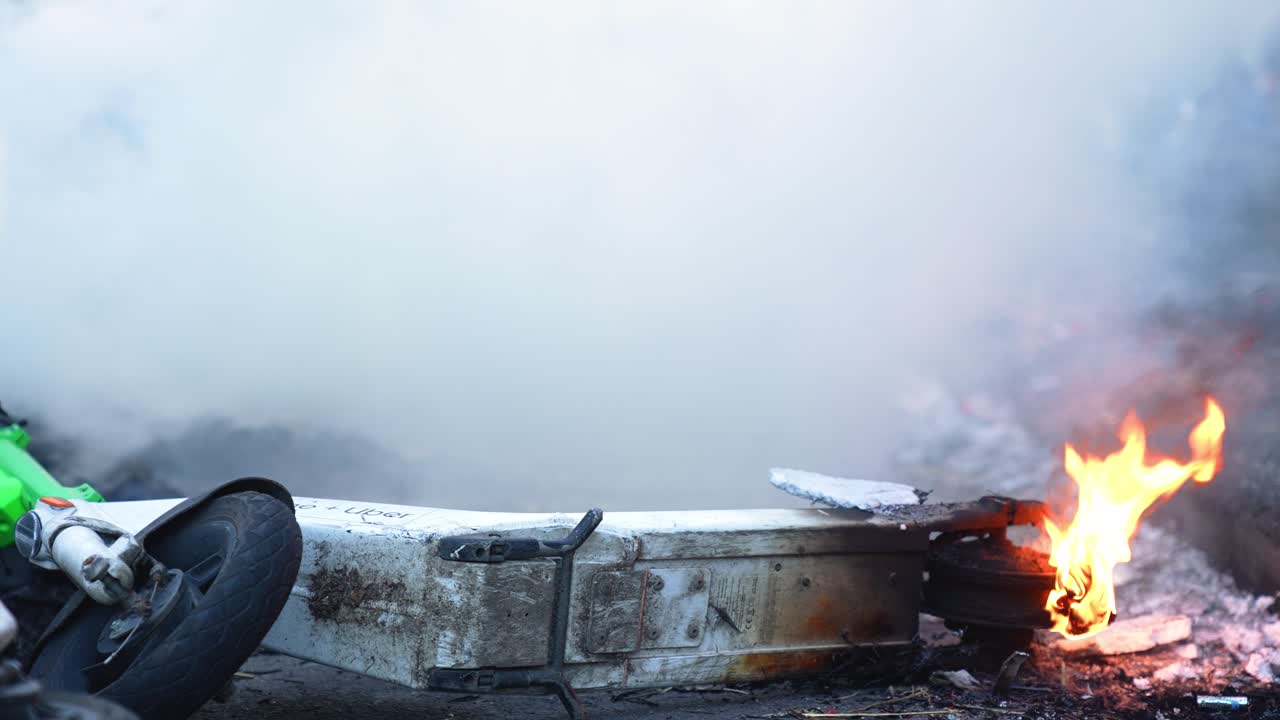 전기 스쿠터가 연기가 인 시내에서 불에 다 - 근접 촬영