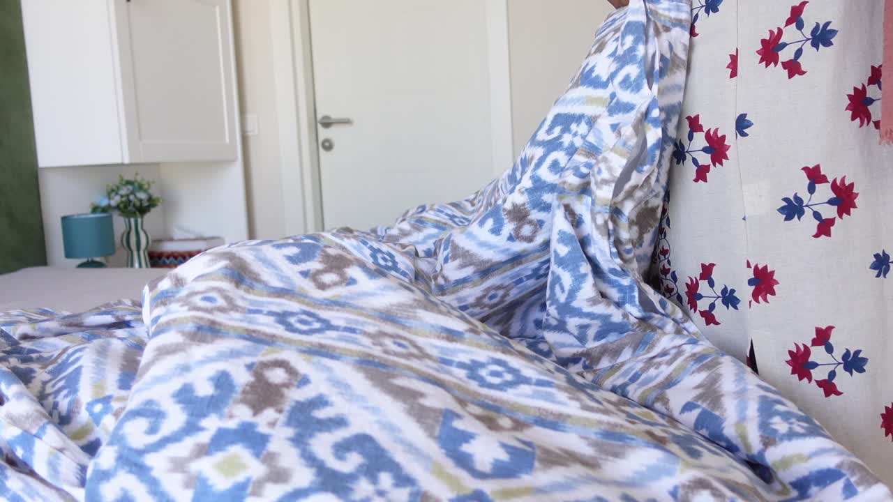 침실 에 있는 색 과 파란색 패턴 의 침대 개 의 클로즈업