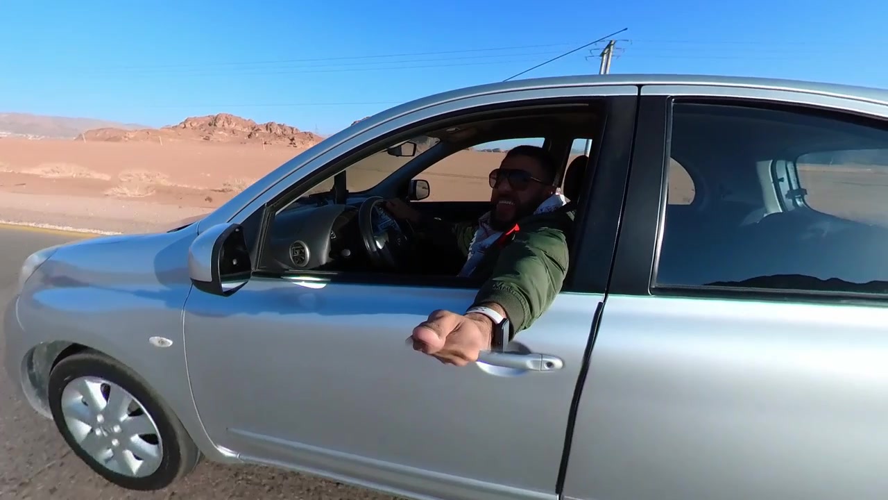 uomo che guida su strada
