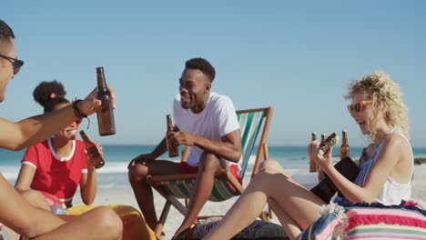 jóvenes amigos adultos pasando el rato juntos en la playa 4k