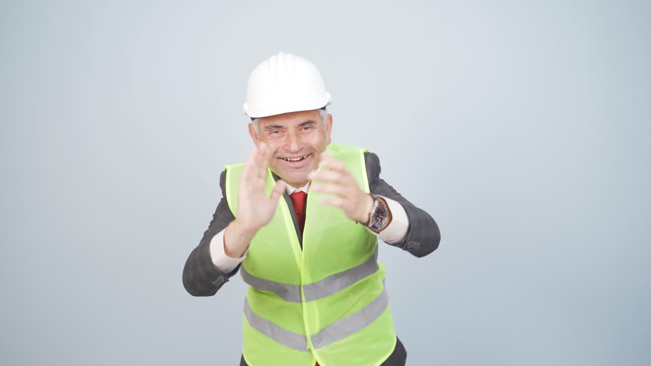 엔지니어가 열광적으로 박수를 치고 있습니다.