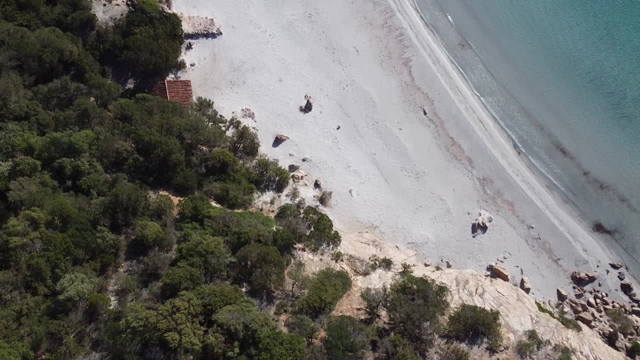 revelando una hermosa playa de arena blanca y agua cristalina en córcega.