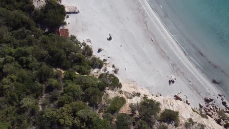 Revelando-Una-Hermosa-Playa-De-Arena-Blanca-Y-Agua-Cristalina-En-Córcega.