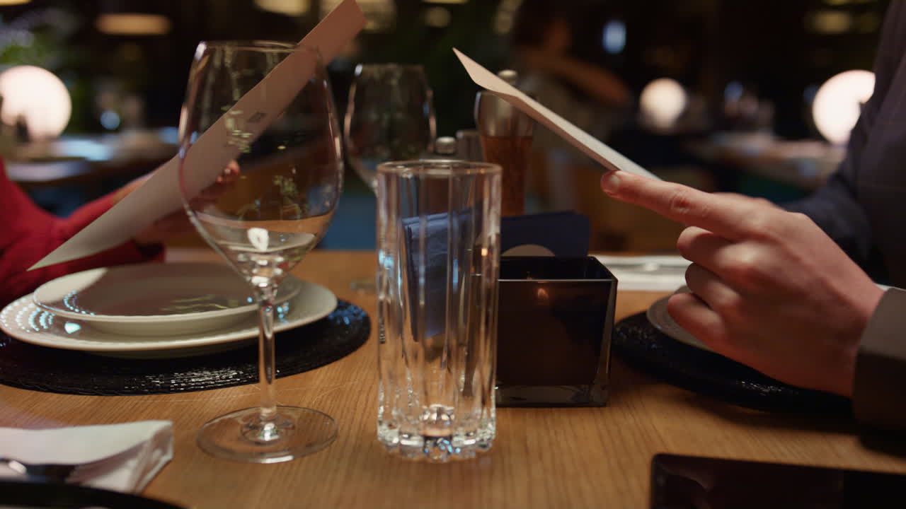 이탈리아 레스토랑에서 메뉴 음식을 선택하는 커플 손.  ⁇ 만적인 저녁식사 개념.