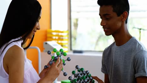 estudiantes experimentando con modelos moleculares en el laboratorio